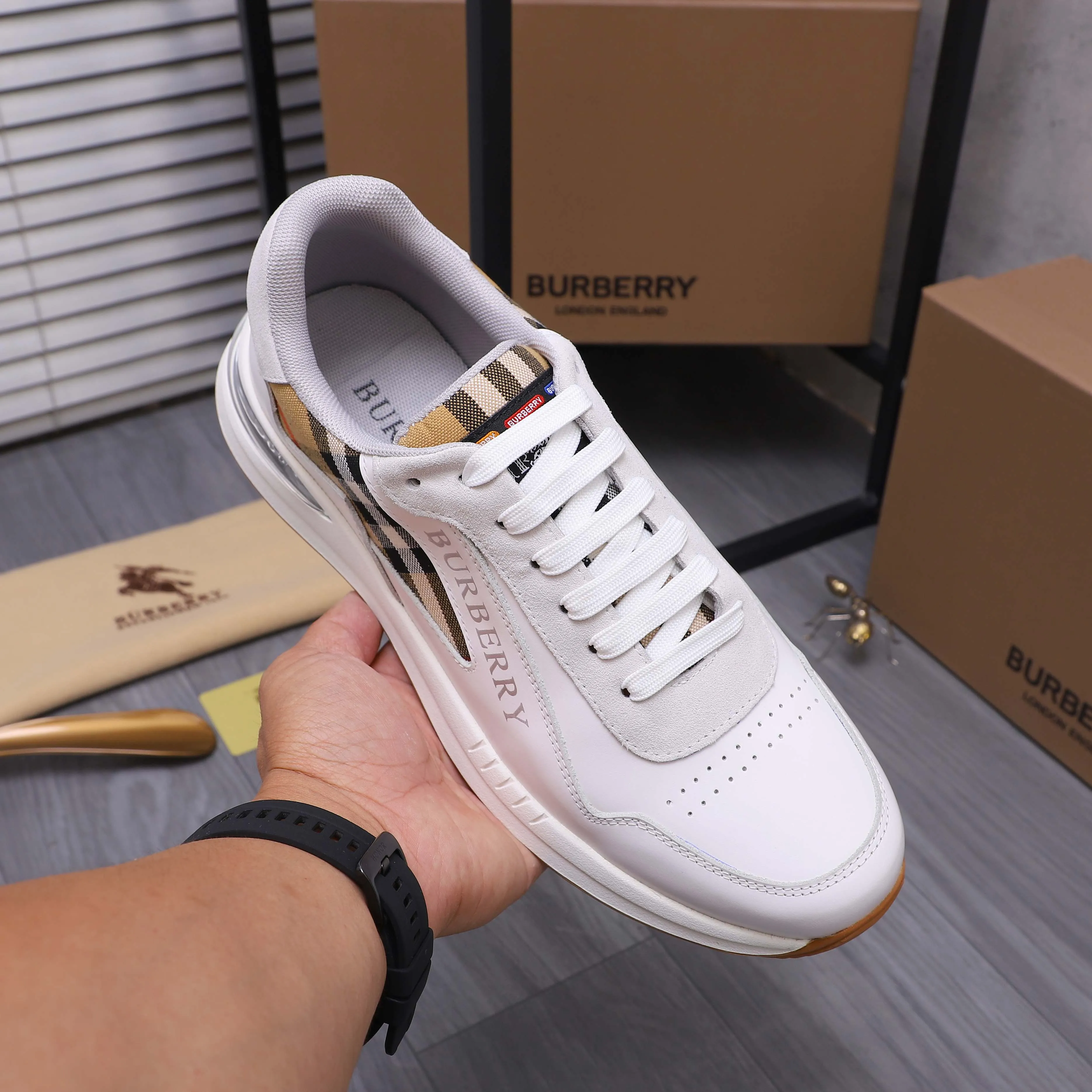 Men's shoes 💰442 Product trademark: Burberry "Burberry" casual shoes Regular size: 38-44 Product material: Selected cowhide stitching upper Breathable mesh lining Rubber outsole